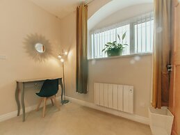Chic & Cheerful 1bedroom in Historic Building