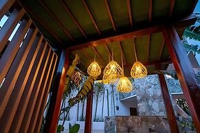Oasis Yaaxlum Studios lock off