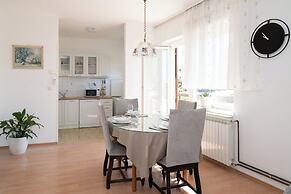 Spacious 2 Bedroom Apartment With Balcony