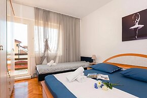 Spacious 2 Bedroom Apartment With Balcony