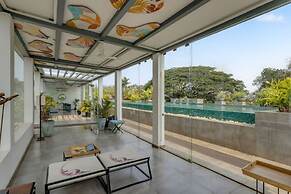Modern 2bhk w Rooftop Pool 10 Mins Drive to Beach