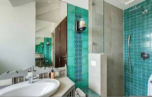 Modern 2bhk w Rooftop Pool 10 Mins Drive to Beach