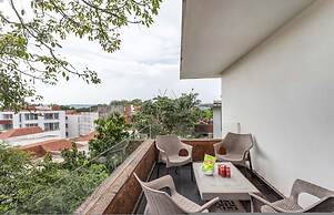Modern 2bhk w Rooftop Pool 10 Mins Drive to Beach
