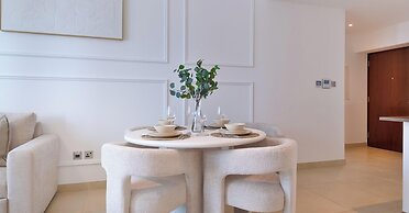 LUX The Marina Gate Sea View Suite