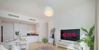 LUX The Marina Gate Sea View Suite