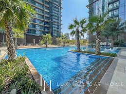 LUX The Marina Gate Sea View Suite