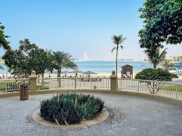 Bright 2BR Apartment with Garden View