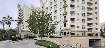 Bright 2BR Apartment with Garden View