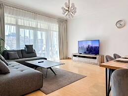 Bright 2BR Apartment with Garden View
