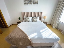 Bright 2BR Apartment with Garden View