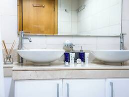 Bright 2BR Apartment with Garden View