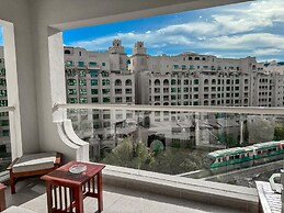Bright 2BR Apartment with Garden View