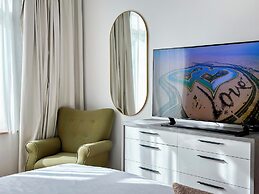 Bright 2BR Apartment with Garden View
