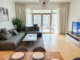 Bright 2BR Apartment with Garden View