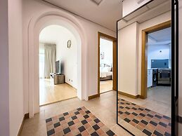 Bright 2BR Apartment with Garden View