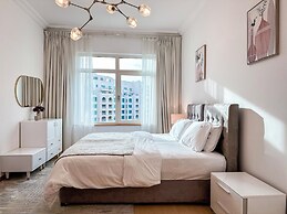 Bright 2BR Apartment with Garden View