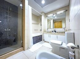 Bright 2BR Apartment with Garden View