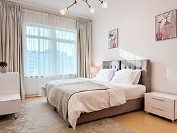 Bright 2BR Apartment with Garden View