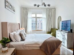 Bright 2BR Apartment with Garden View