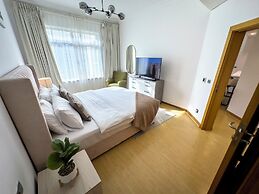 Bright 2BR Apartment with Garden View