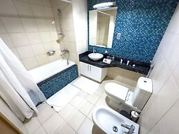 Bright 2BR Apartment with Garden View
