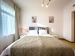 Bright 2BR Apartment with Garden View