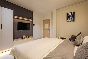 CVR'S HOTEL GLASS BIRD