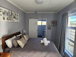 25 ON Main Struisbaai
