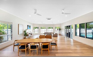 Majestic Manor Stylish Super Home Pool BBQ
