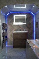 2 Bed Flat - Sleeps 4 - Jacuzzi Bath - Parking