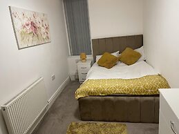 2 Bed Flat - Sleeps 4 - Jacuzzi Bath - Parking