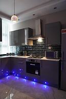 2 Bed Flat - Sleeps 4 - Jacuzzi Bath - Parking