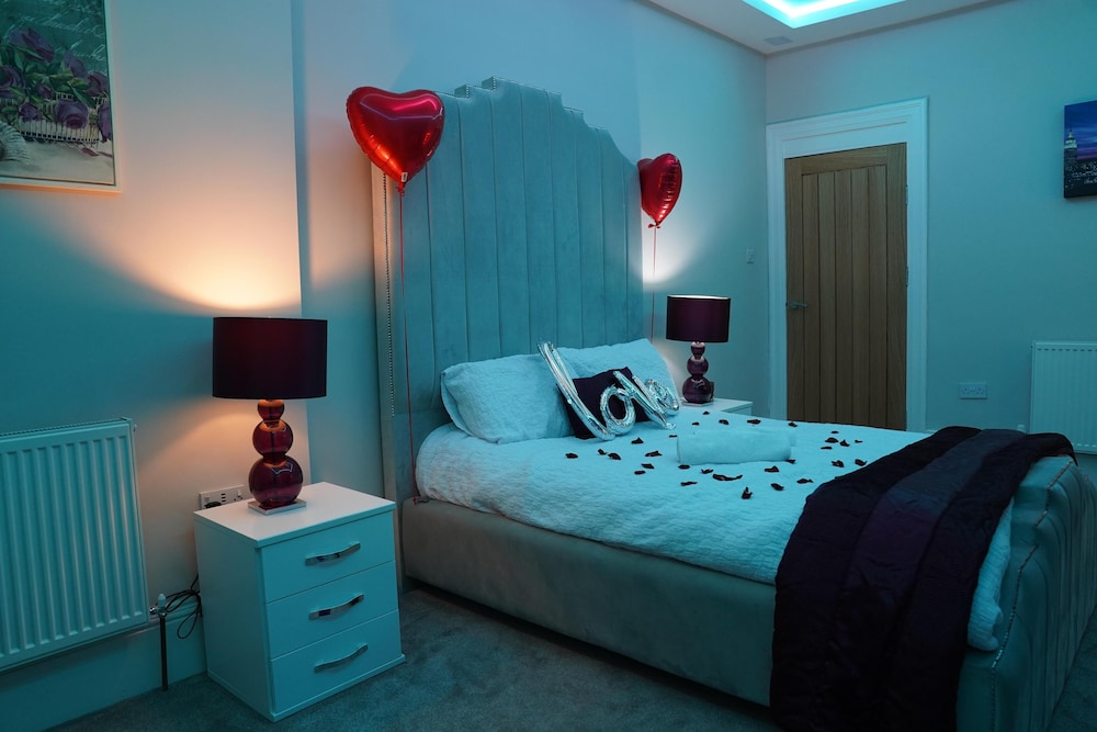 2 Bed Flat - Sleeps 4 - Jacuzzi Bath - Parking