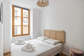 Magnificent Renovated 2 Room Apartment