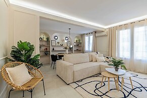 Haussmann Apartment - South-facing Balcony 2br/4p