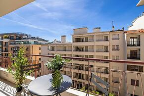 Haussmann Apartment - South-facing Balcony 2br/4p