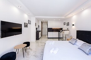 Large Studio Apartment With Terrace and sea View
