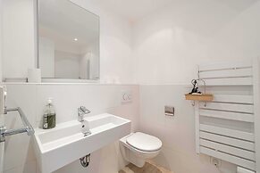 Charming Apartment on Boulevard Alexandre III