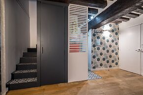 Chic Apartment With Patio - 2br/6p - Le Marais