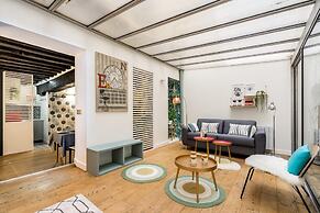 Chic Apartment With Patio - 2br/6p - Le Marais