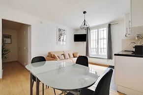 Urban Chic Apartment in Central Paris