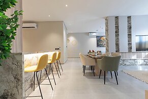 Amber Hospitality - Al Rawdah