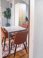 Outstanding Deluxe Hideaway by Avo Apartment