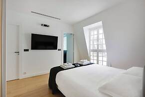 Elegance and Comfort With A/C - Arc de Triomphe