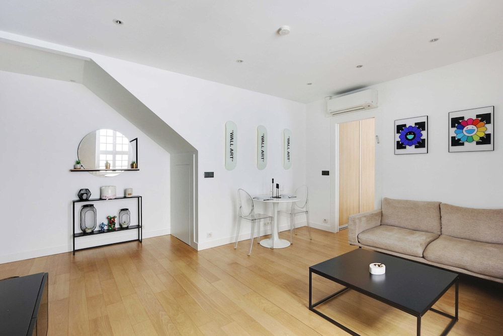 Elegance and Comfort With A/C - Arc de Triomphe