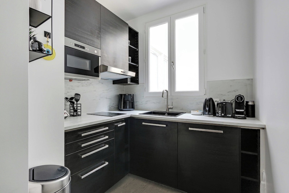 Elegance and Comfort With A/C - Arc de Triomphe