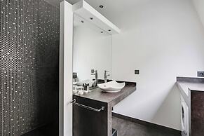 Elegance and Comfort With A/C - Arc de Triomphe
