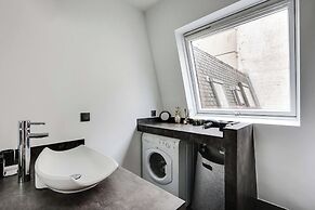 Elegance and Comfort With A/C - Arc de Triomphe