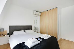 Elegance and Comfort With A/C - Arc de Triomphe