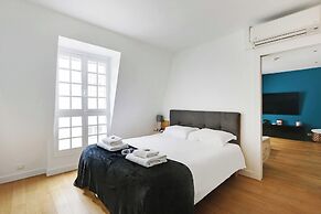 Elegance and Comfort With A/C - Arc de Triomphe